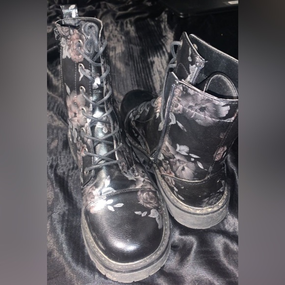 👟👠 2 for $100 | NWOT | STUNNING Black/Silver Floral Rose Pattern Combat Boots - Picture 4 of 4